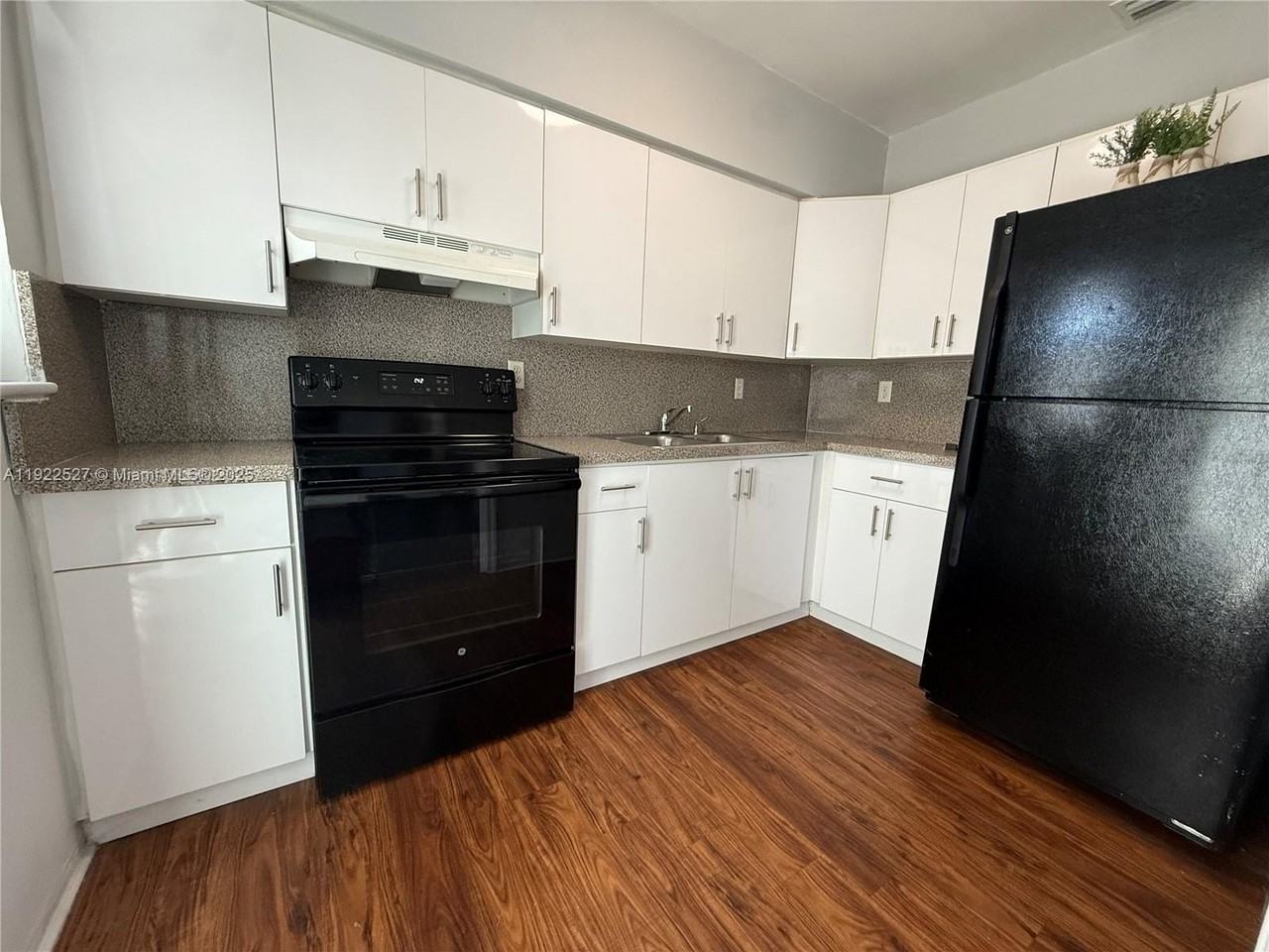 501 Sw 69th Ave - Photo 7 of 18