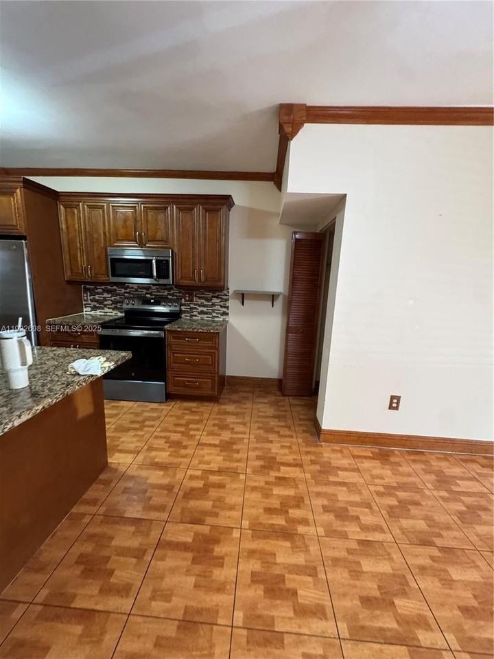 8013 Lake Dr #105 - Photo 7 of 18