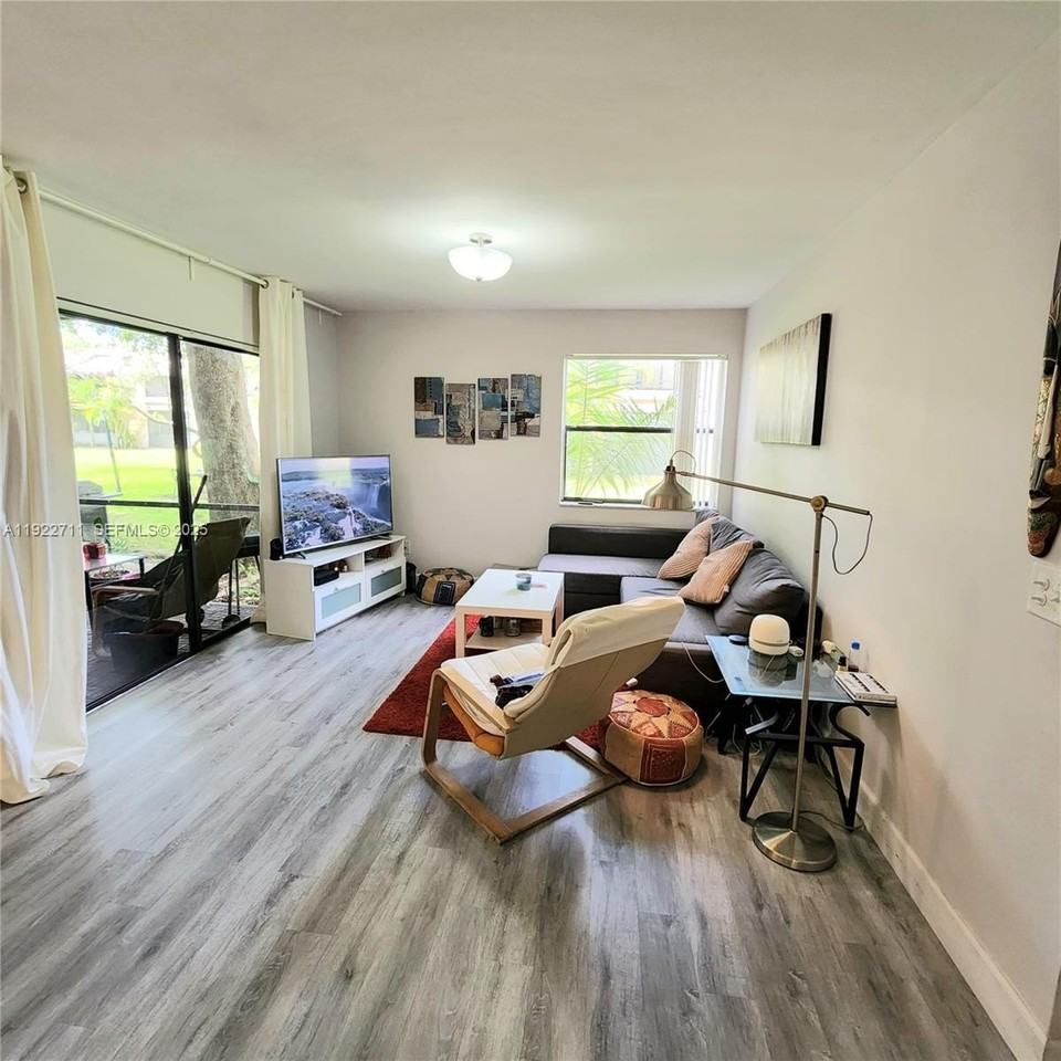 20240 Ne 3rd Ct #7 - Photo 4 of 8