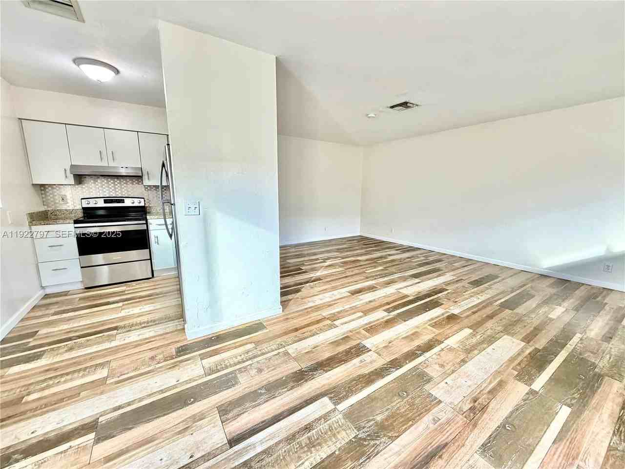 1821 North 17th Court #21 - Photo 6 of 17