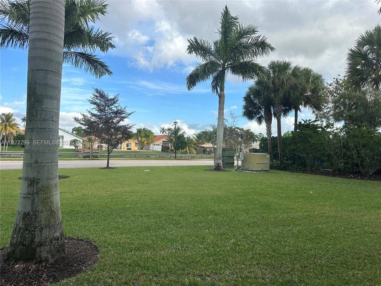 11718 Sw 13th Ct - Photo 4 of 35