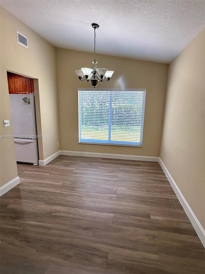 11561 Southwest 51st Street - Photo 3 of 12