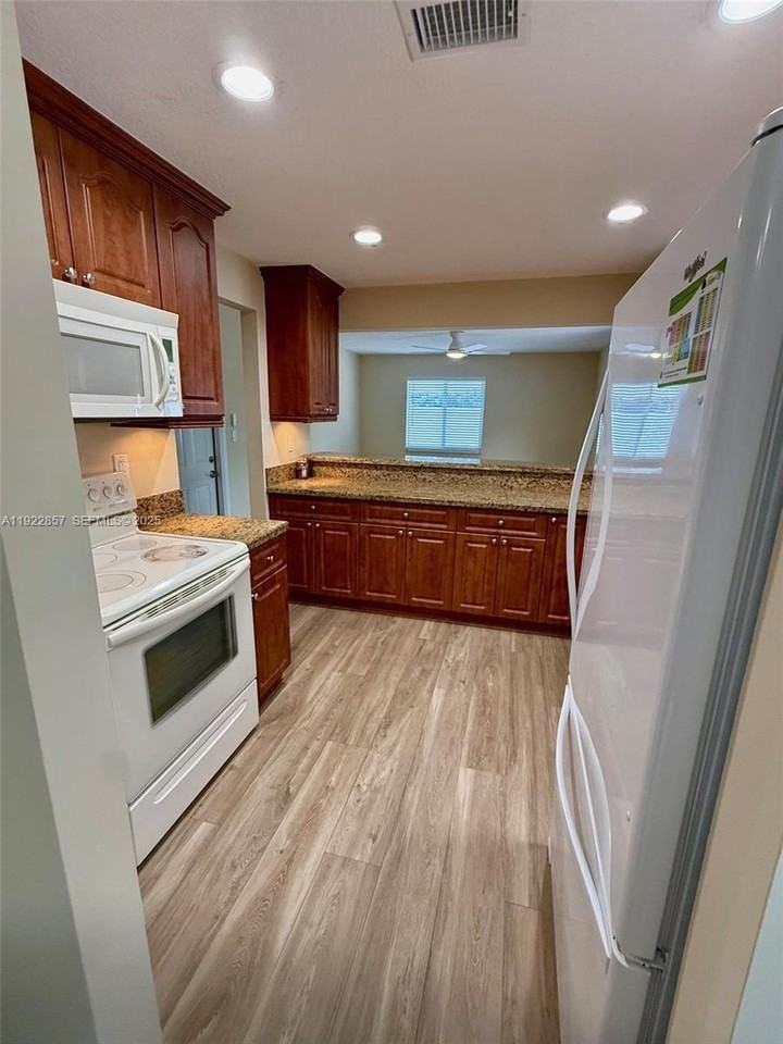 11561 Southwest 51st Street - Photo 5 of 12