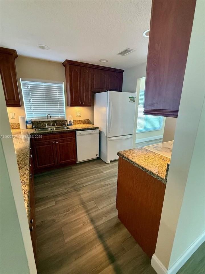 11561 Southwest 51st Street - Photo 6 of 12