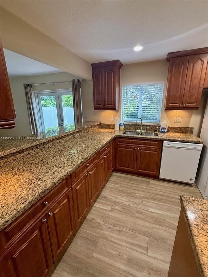 11561 Southwest 51st Street - Photo 7 of 12