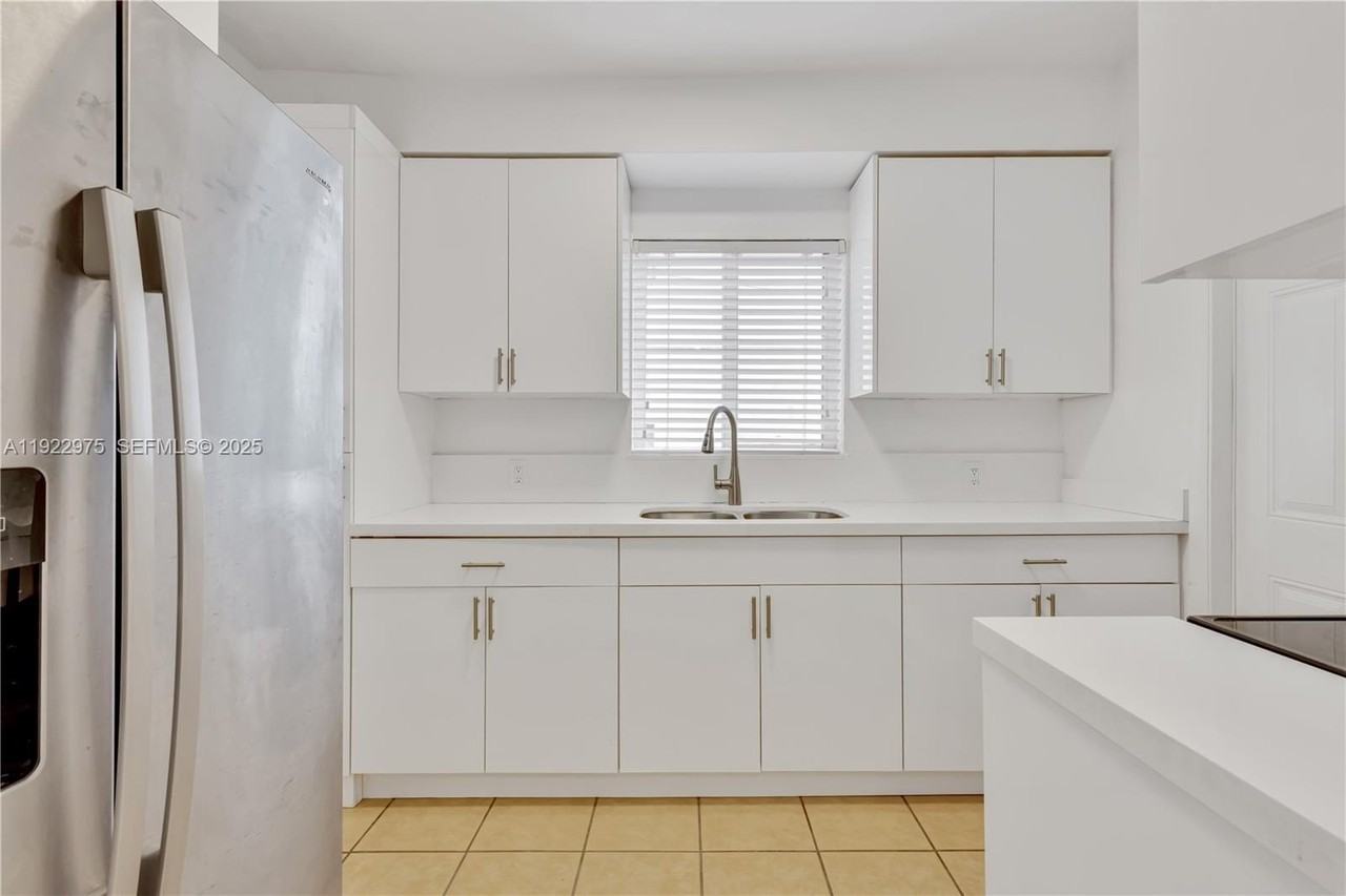 505 Sw 11th St #505 - Photo 2 of 31