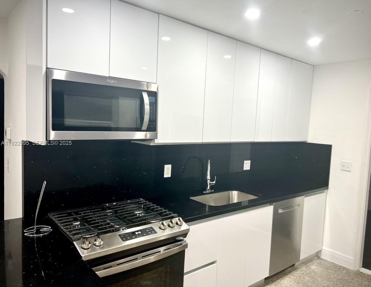 3711 Sw 58th Ave #0 - Photo 4 of 40