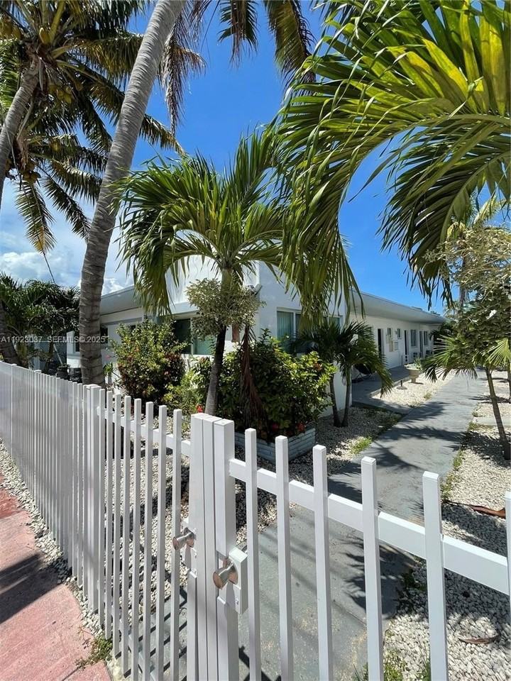 8215 Crespi Blvd #4 - Photo 2 of 34