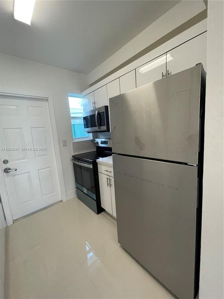 8215 Crespi Blvd #4 - Photo 7 of 34