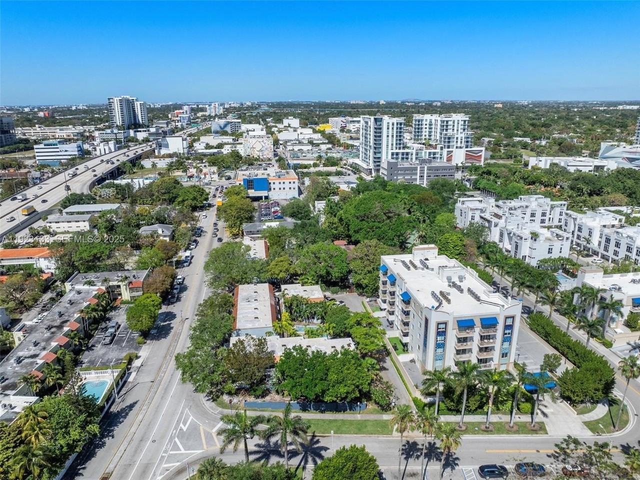 515 Ne 38th St #10 - Photo 2 of 50