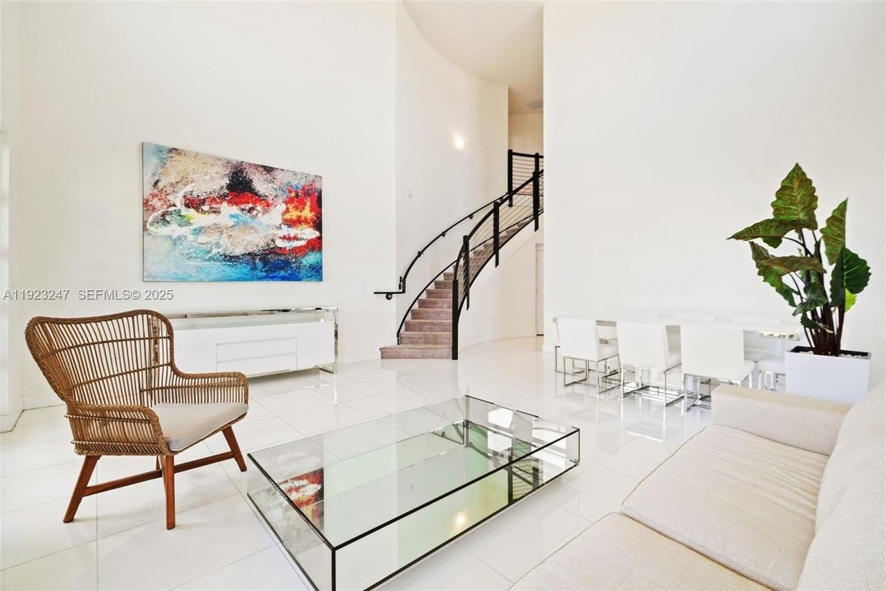 16060 Nw 89th Ct - Photo 4 of 38