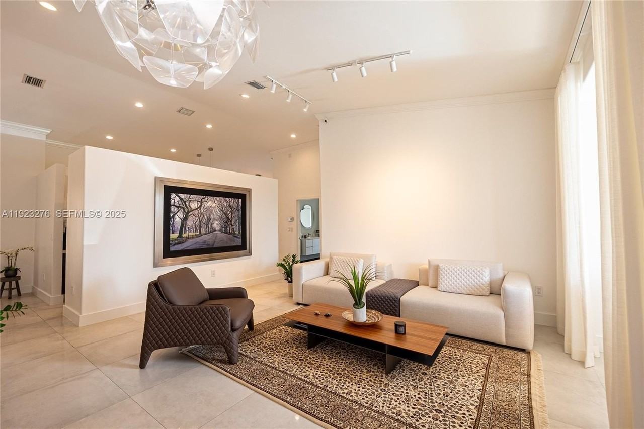 9895 Nw 28th Ter - Photo 4 of 30