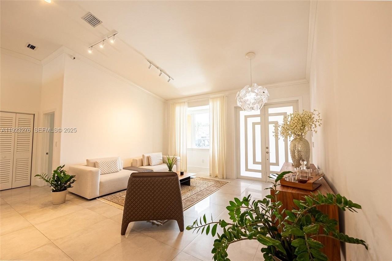 9895 Nw 28th Ter - Photo 5 of 30