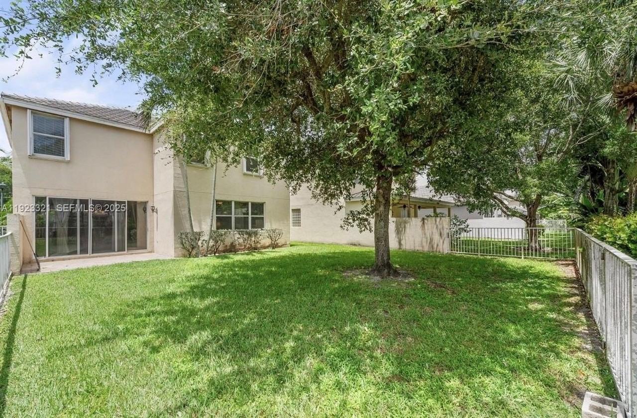 168 Canterbury Pl - Photo 4 of 7