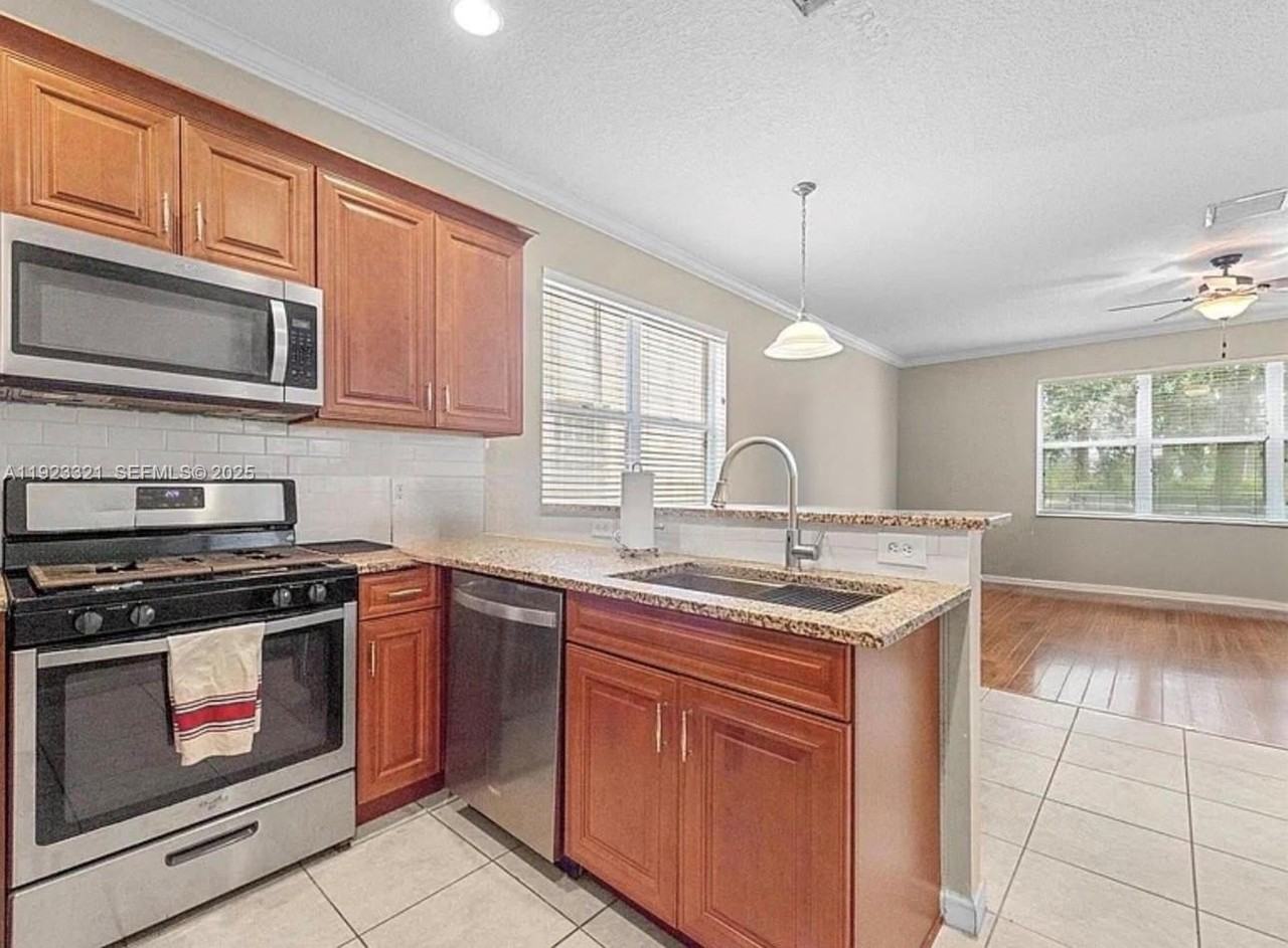 168 Canterbury Pl - Photo 5 of 7