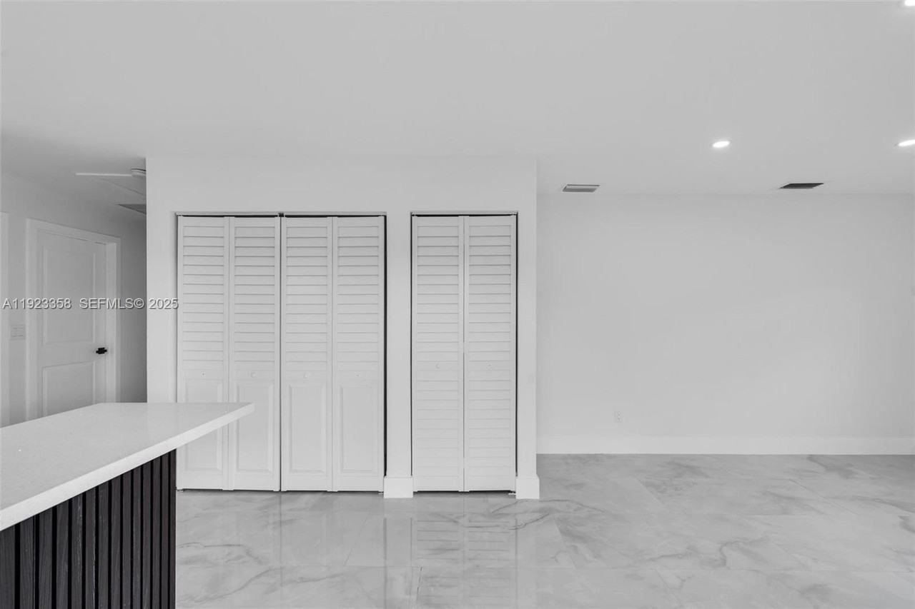 1413 Nw 40th St #B - Photo 5 of 30