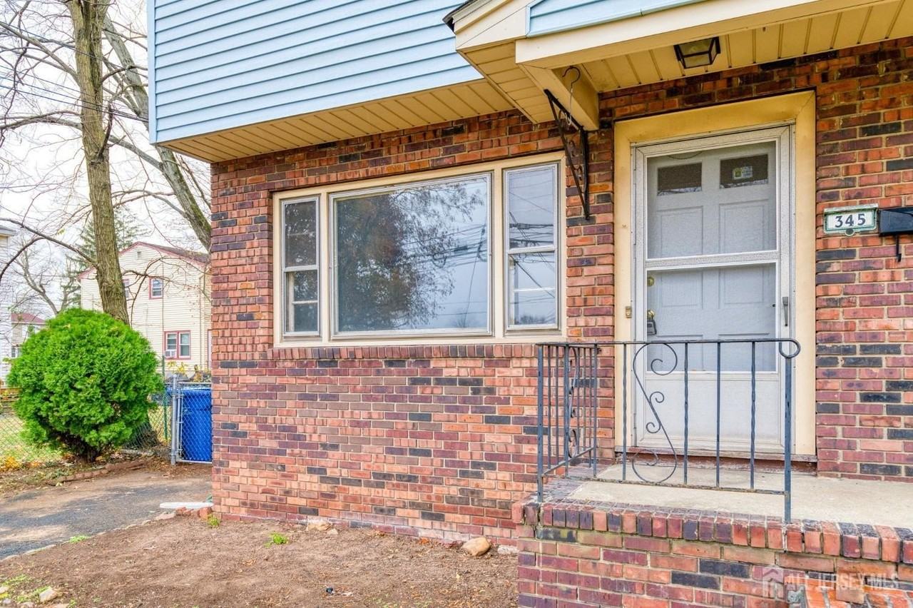 345 Lincoln Blvd - Photo 2 of 24