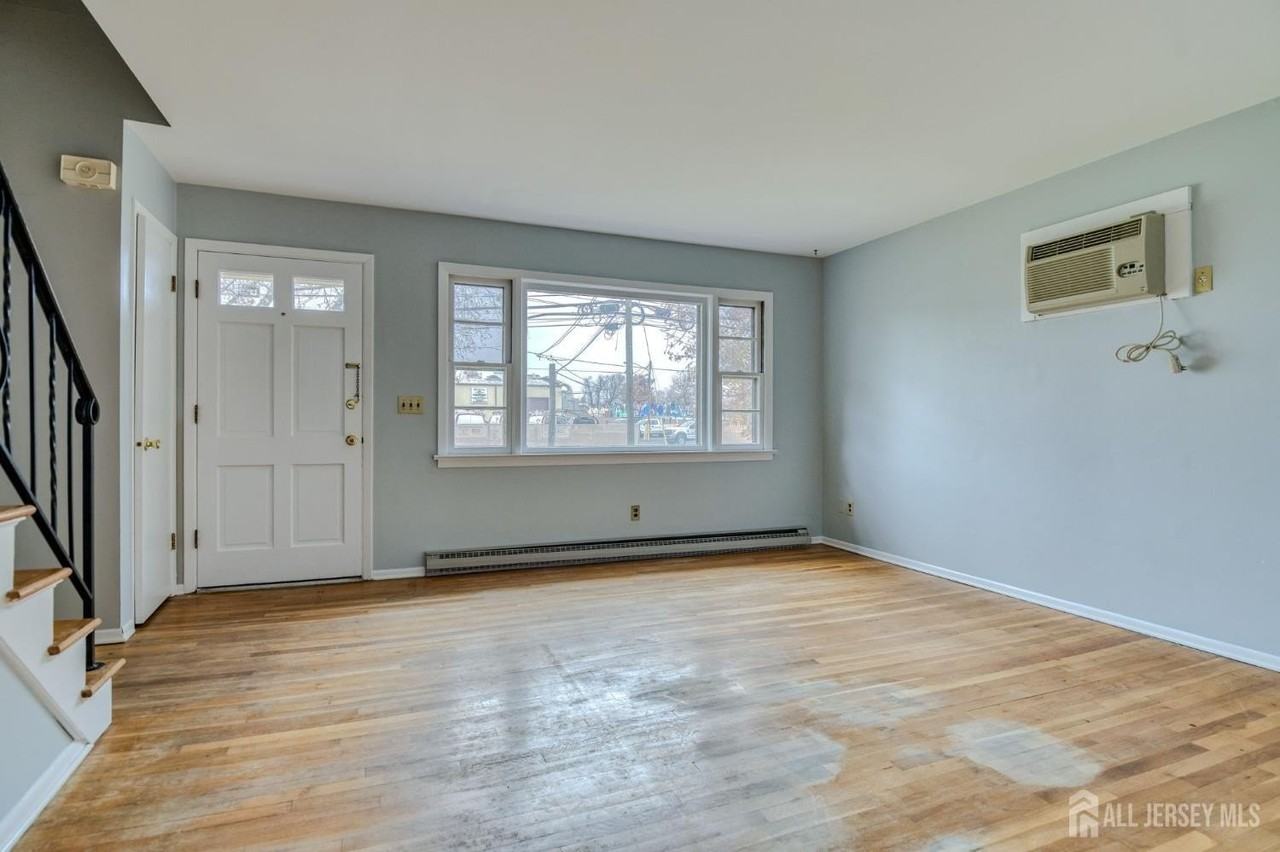 345 Lincoln Blvd - Photo 3 of 24