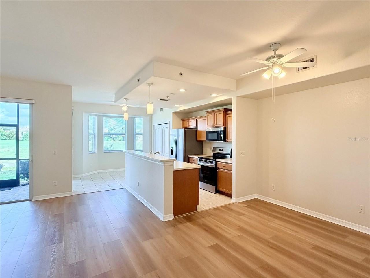 819 Fairwaycove Ln #102 - Photo 4 of 50