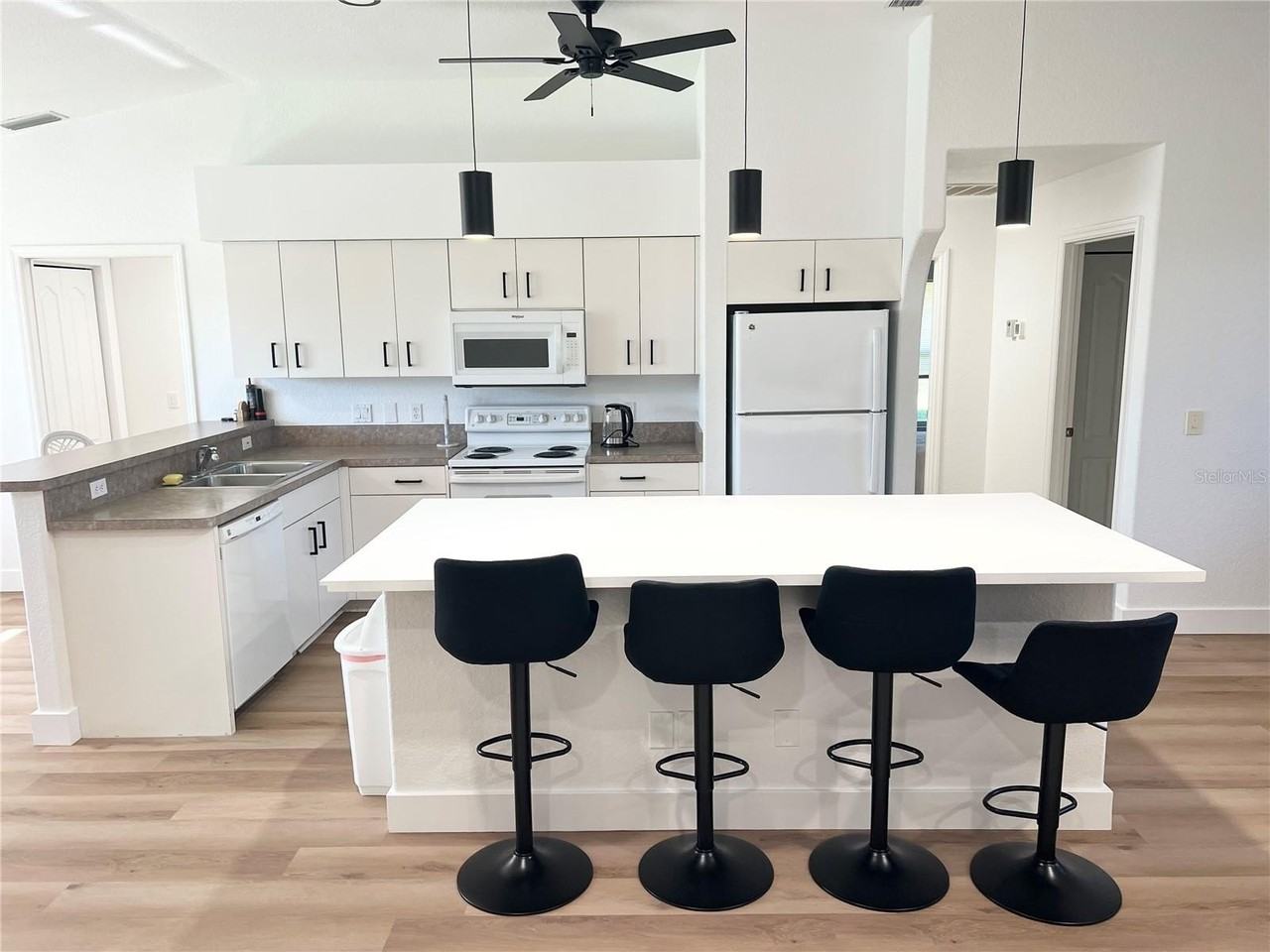 255 Medalist Rd - Photo 2 of 21