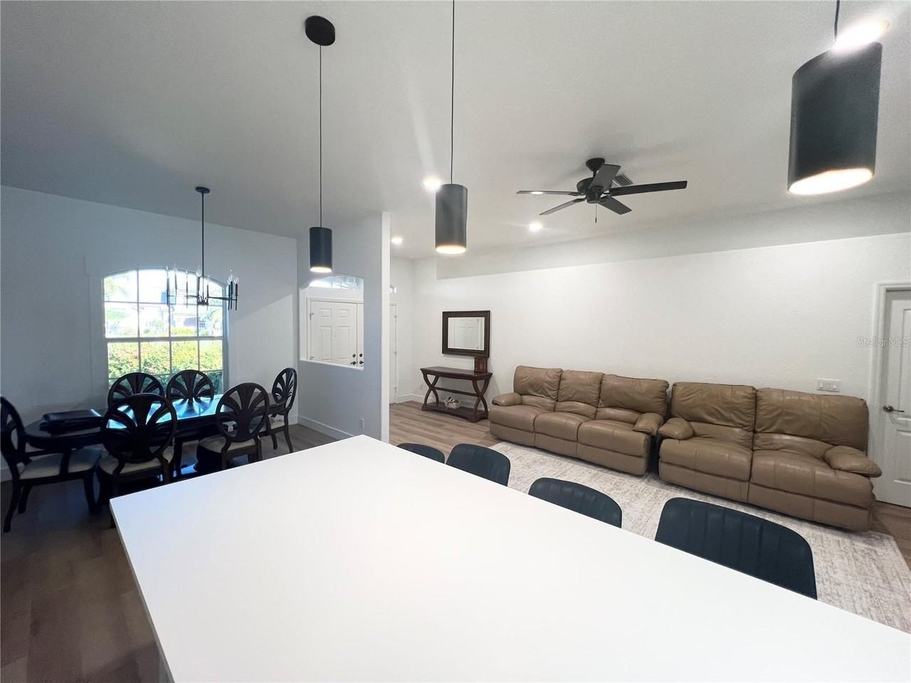 255 Medalist Rd - Photo 4 of 21