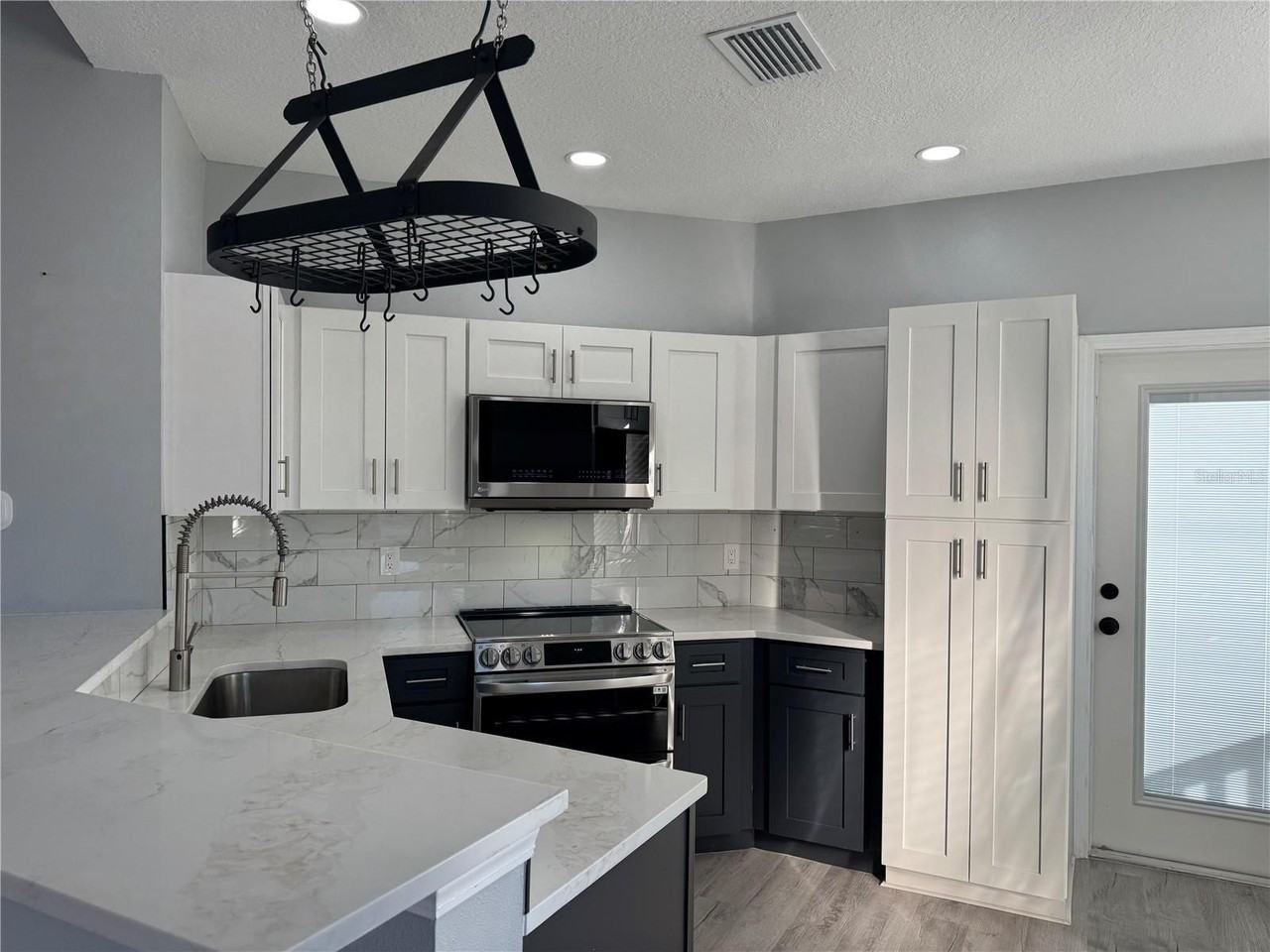 10444 Villa View Cir - Photo 3 of 29