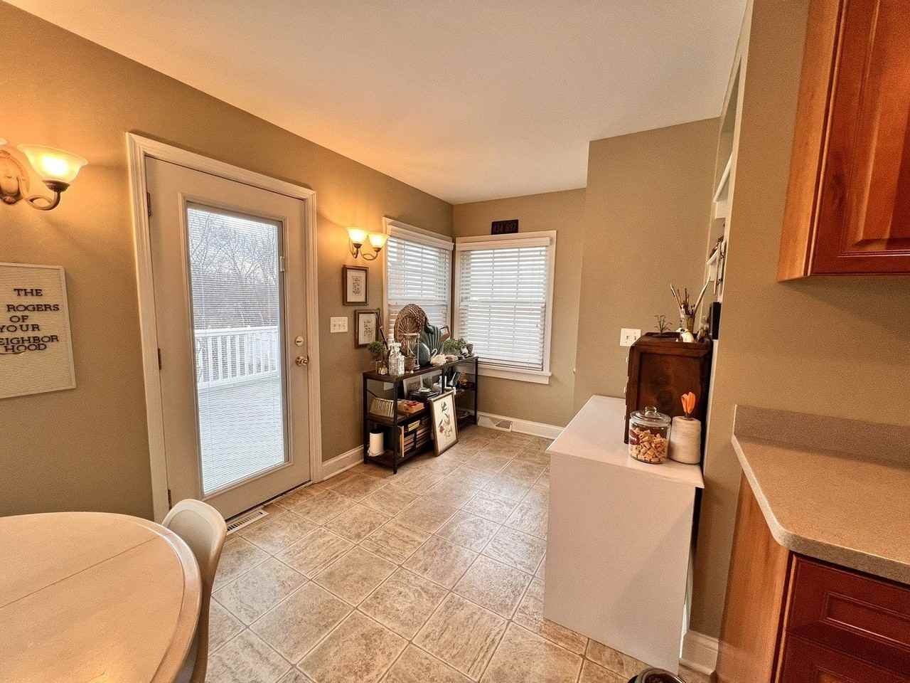 1n261 Stacy Court - Photo 5 of 19