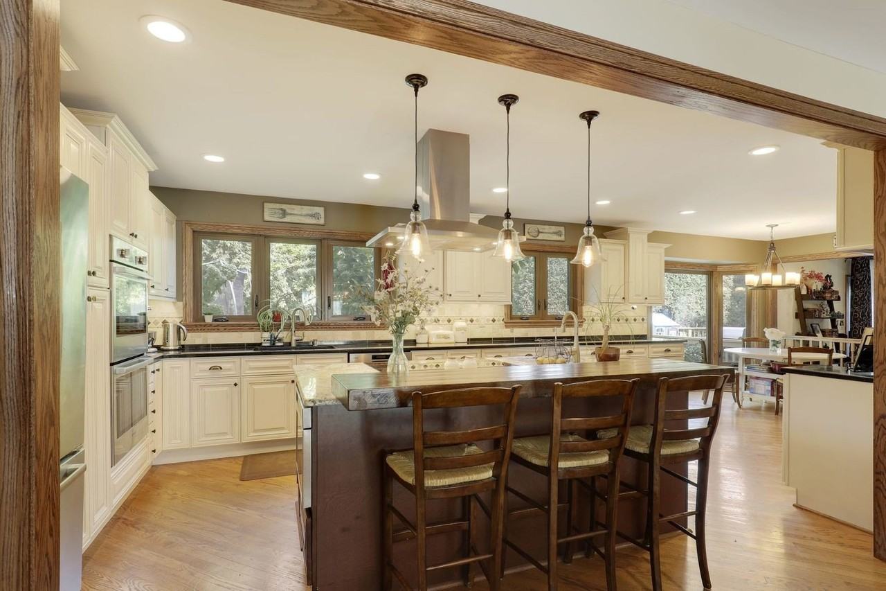 11400 Burr Oak Lane - Photo 3 of 40