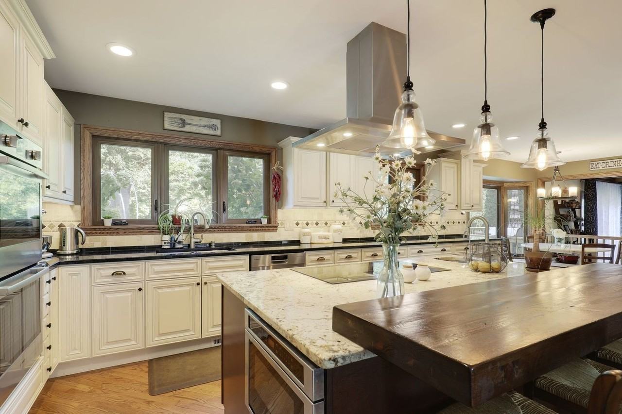 11400 Burr Oak Lane - Photo 4 of 40