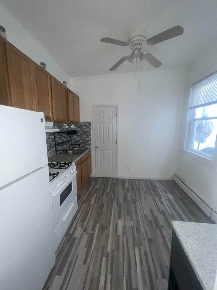 242 Griffith St - Photo 3 of 11