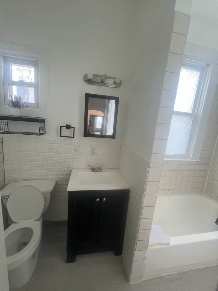 242 Griffith St - Photo 4 of 11