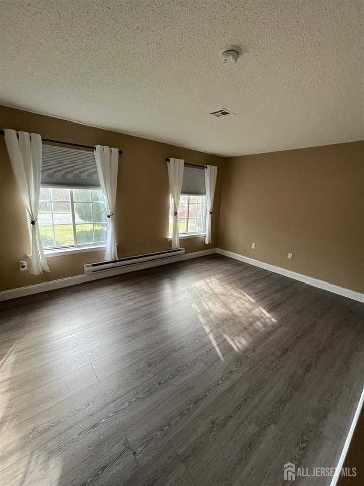 572 Nutley Drive - Photo 4 of 13