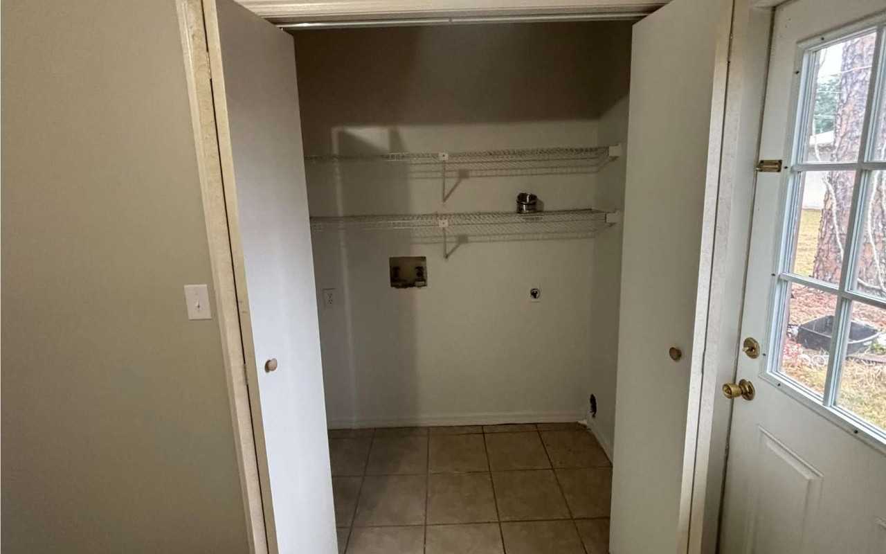 3806 Northwest Huntsboro Street - Photo 4 of 11