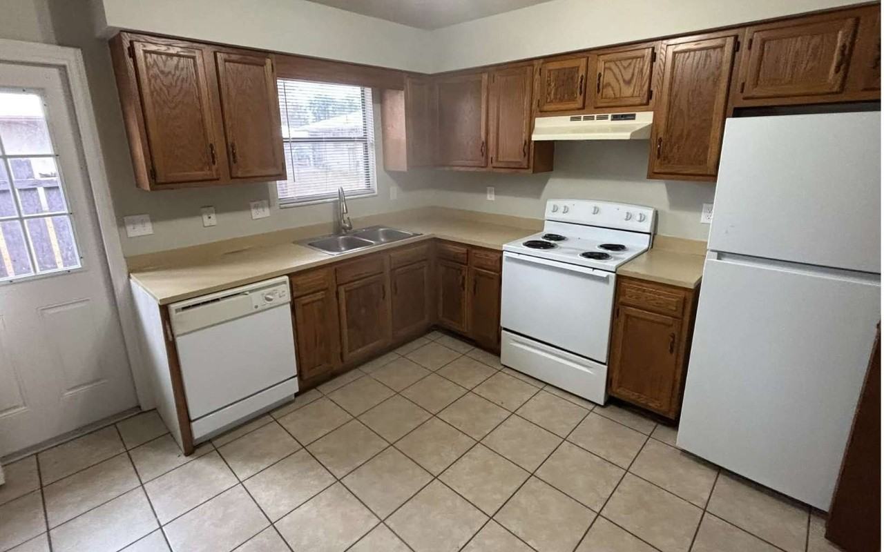 3806 Northwest Huntsboro Street - Photo 5 of 11