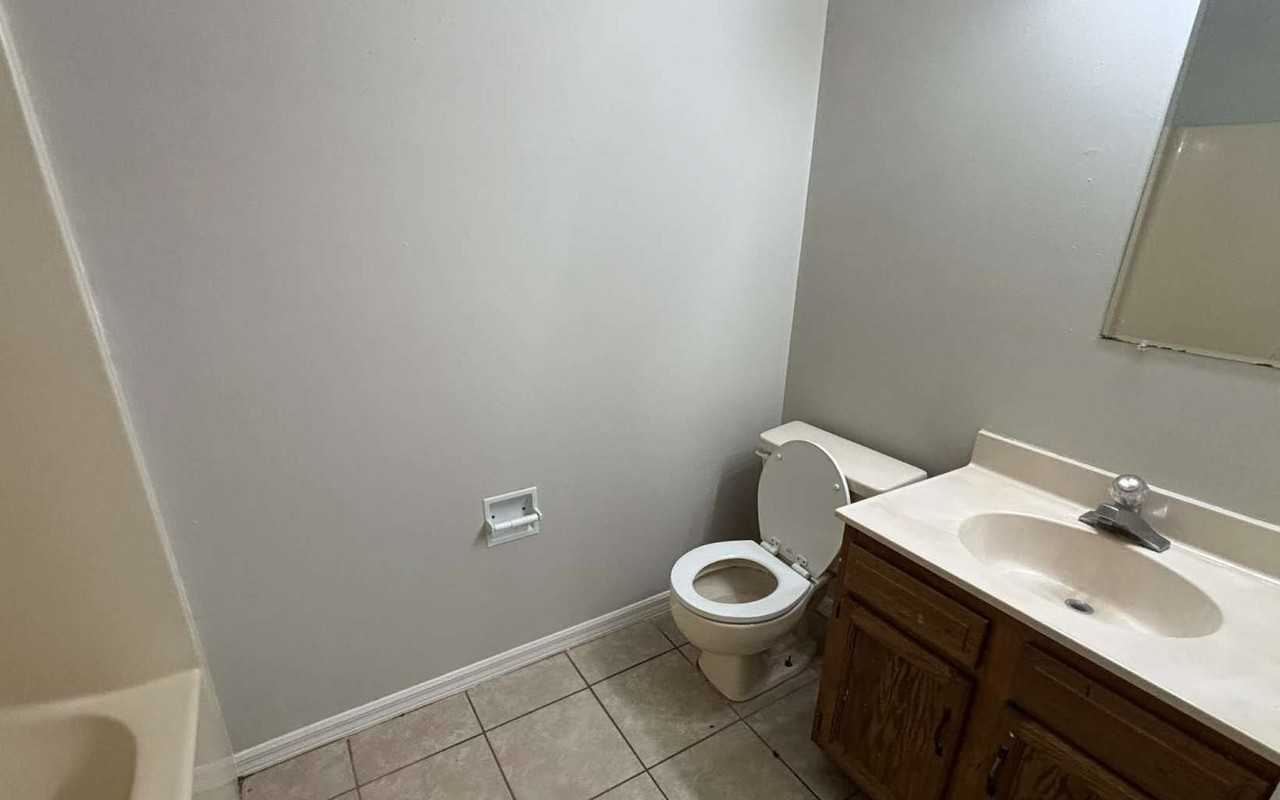 3806 Northwest Huntsboro Street - Photo 7 of 11