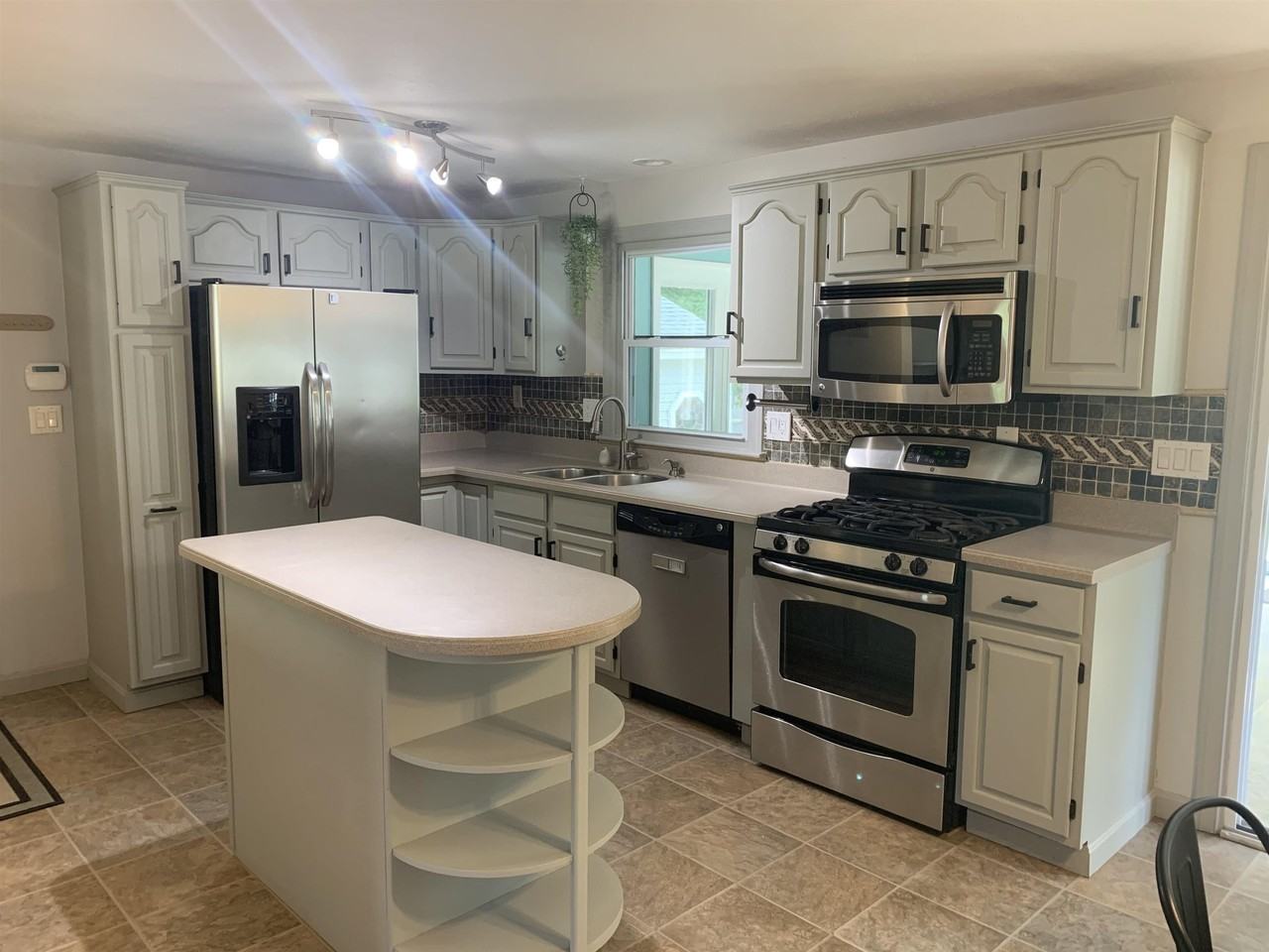 24 Beacon Dr - Photo 2 of 31