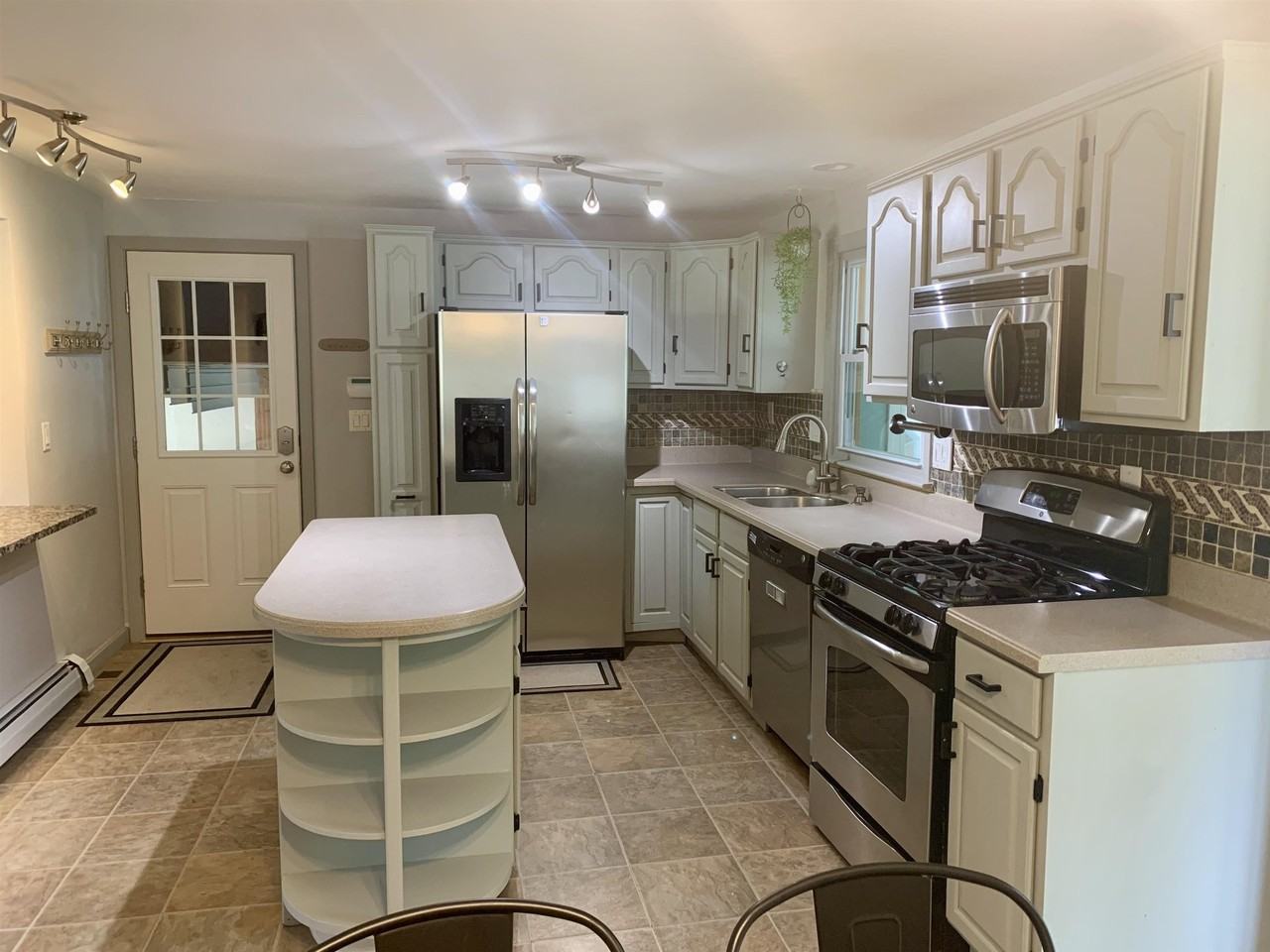 24 Beacon Dr - Photo 4 of 31