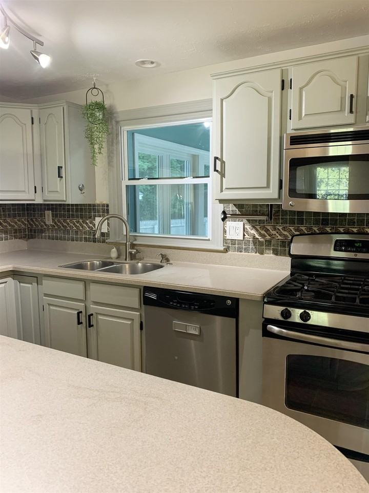 24 Beacon Dr - Photo 6 of 31