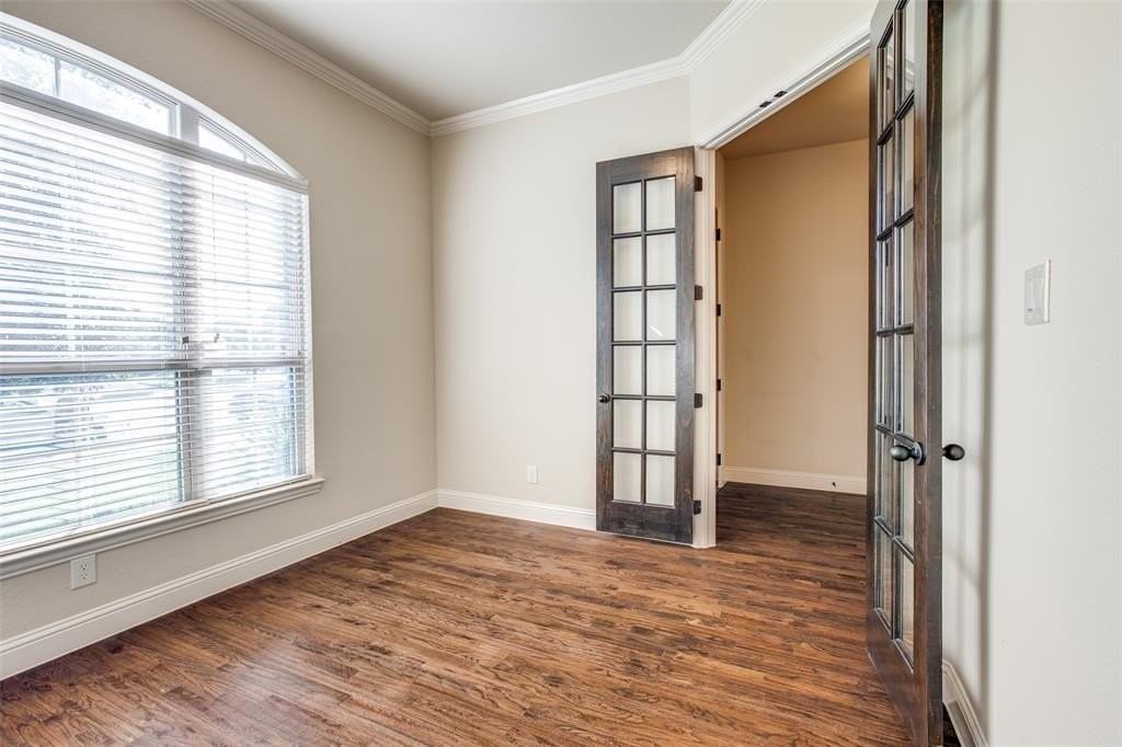 503 Hemlock Ct - Photo 3 of 35