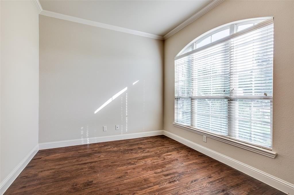 503 Hemlock Ct - Photo 4 of 35