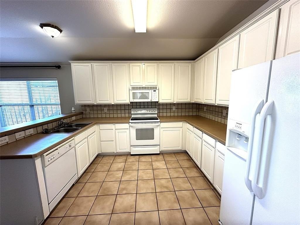 3002 Admiral Dr - Photo 6 of 28