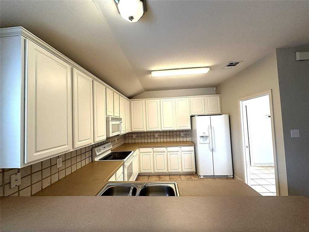 3002 Admiral Dr - Photo 7 of 28