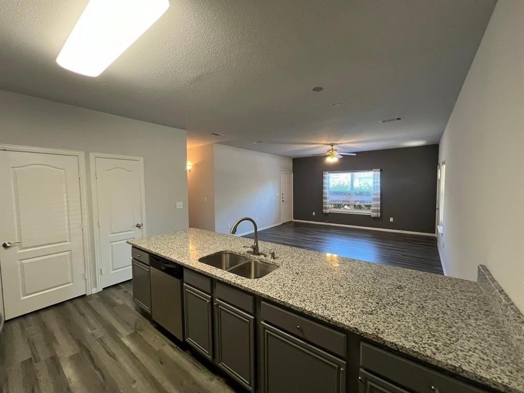 746 Carroll Ln - Photo 3 of 31