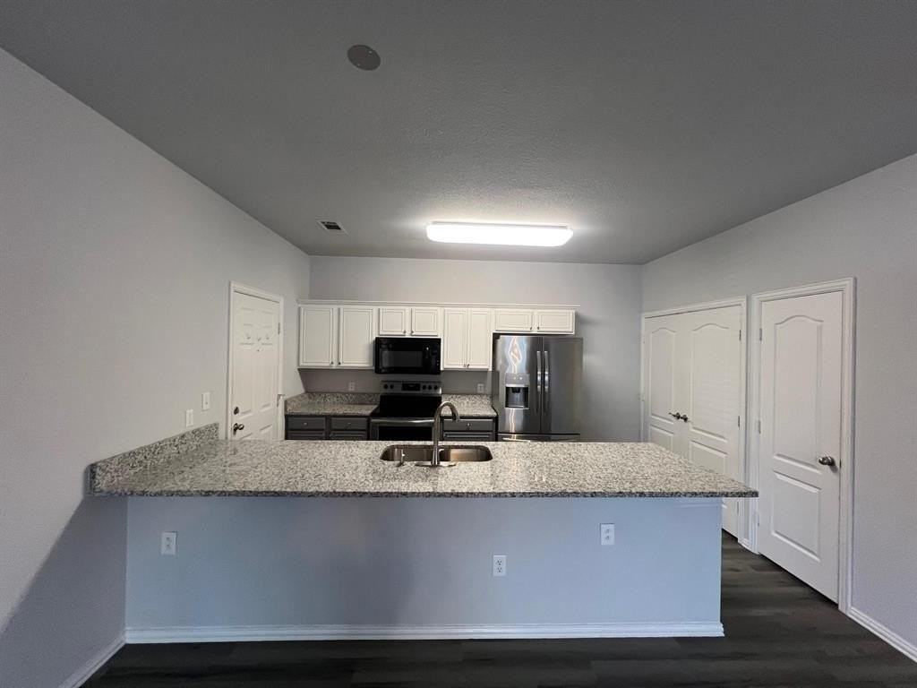 746 Carroll Ln - Photo 4 of 31