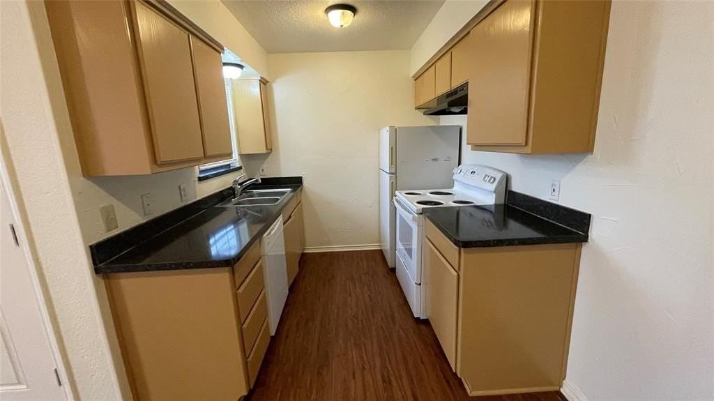 3124 Tudor Ln - Photo 3 of 16