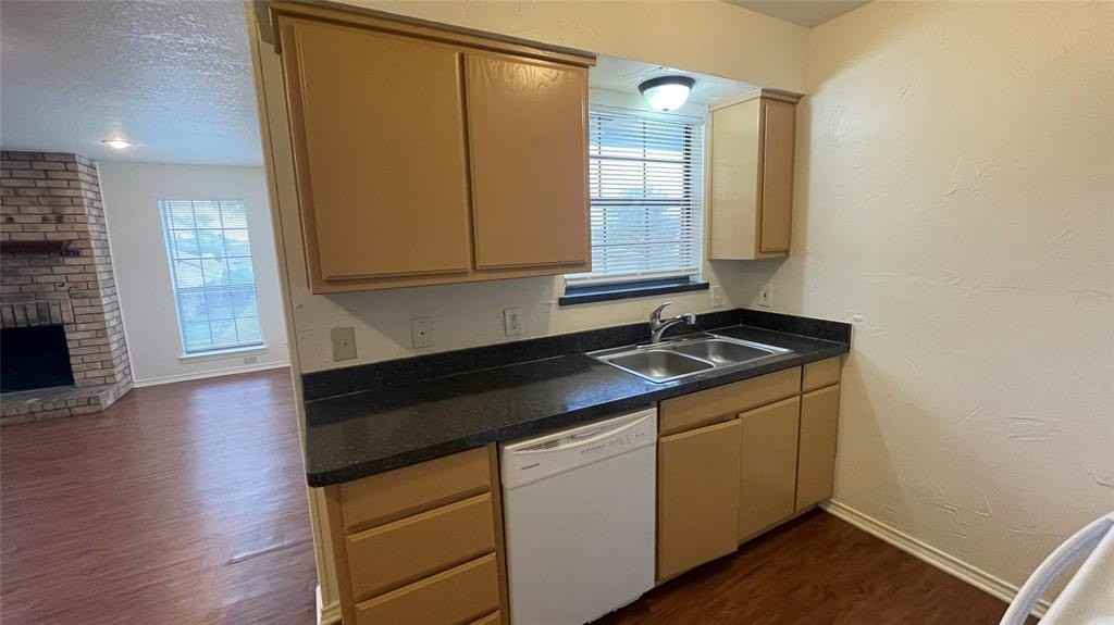 3124 Tudor Ln - Photo 4 of 16