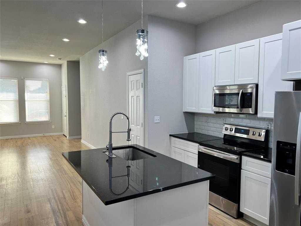 319 W Page Ave - Photo 2 of 32