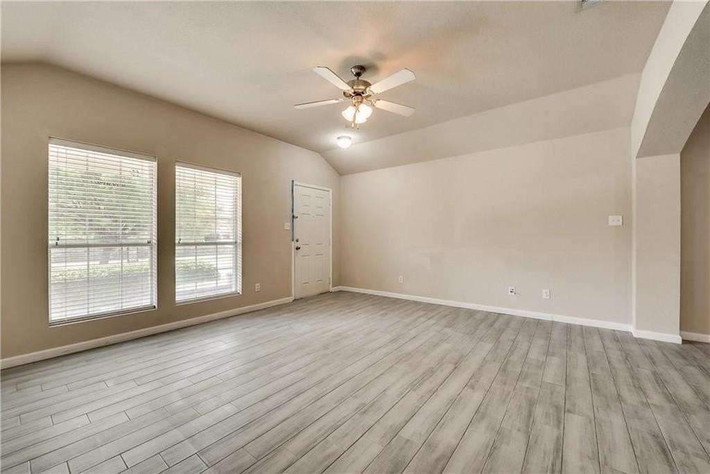 952 Bentwood Trl - Photo 3 of 18