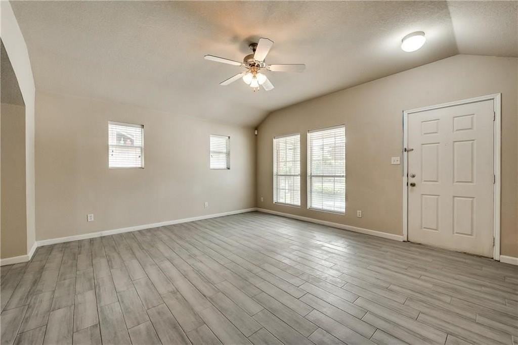 952 Bentwood Trl - Photo 4 of 18