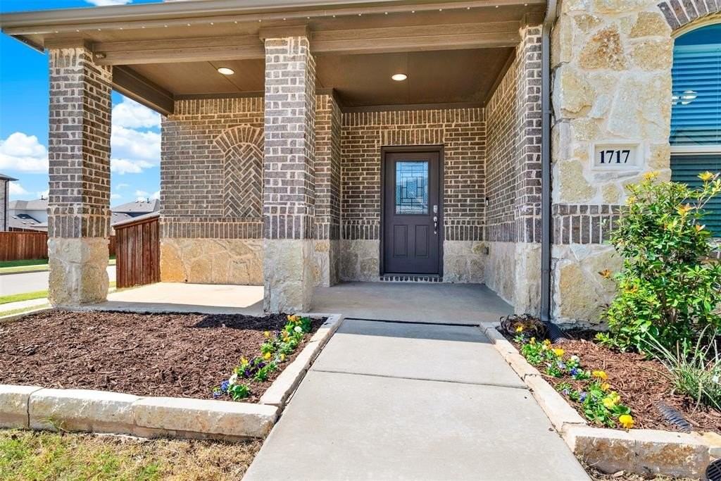 1717 Wayne Ln - Photo 3 of 37